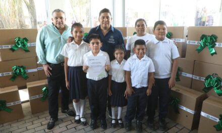 RICARDO GALLARDO ENTREGA EQUIPO A ESCUELAS DE LA HUASTECA