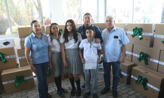 RICARDO GALLARDO ENTREGA EQUIPO A ESCUELAS DE LA HUASTECA