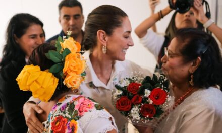 ’’SE VE, SE SIENTE, CLAUDIA ESTÁ PRESENTE’’: CON MÚSICA TRADICIONAL Y ARREGLOS FLORALES RECIBEN A CLAUDIA SHEINBAUM EN YUCATÁN