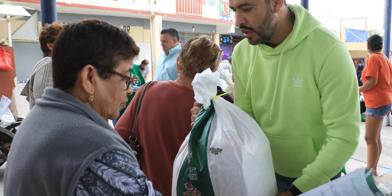 FAMILIAS DE CIUDAD VALLES RECIBEN BECAS ALIMENTARIAS