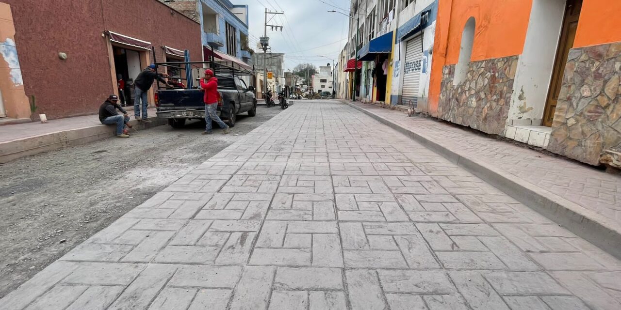 GOBIERNO AVANZA EN LA RECONSTRUCCIÓN DE CALLES EN VENADO