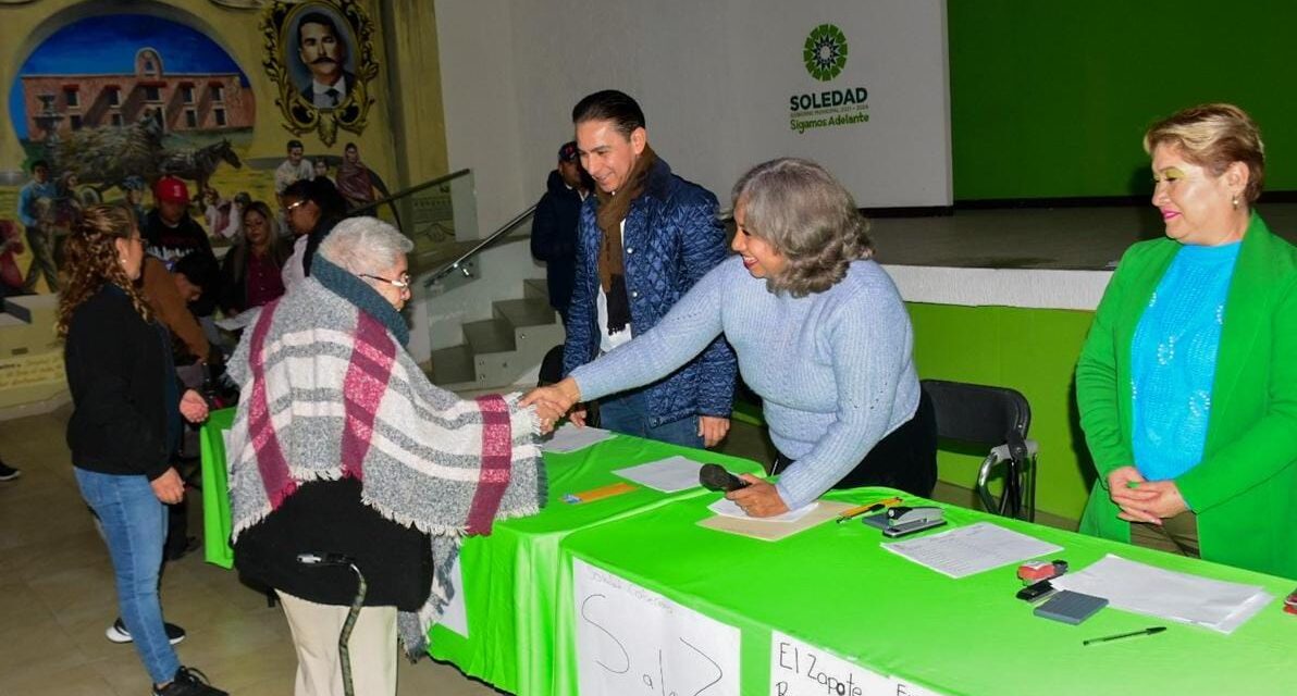 ADULTOS MAYORES EN SOLEDAD RECIBEN APOYO ECONÓMICO PARA SU BIENESTAR