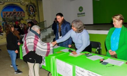 ADULTOS MAYORES EN SOLEDAD RECIBEN APOYO ECONÓMICO PARA SU BIENESTAR