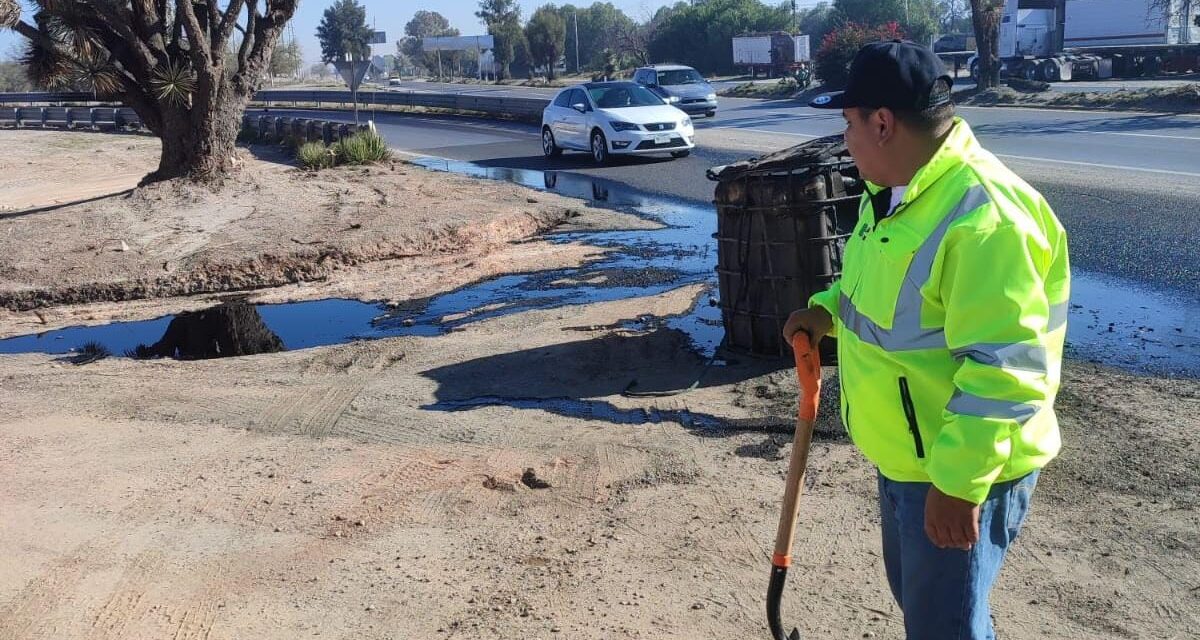PC MUNICIPAL DE SOLEDAD ATIENDE DERRAME DE ACEITE EN CARR. A MATEHUALA