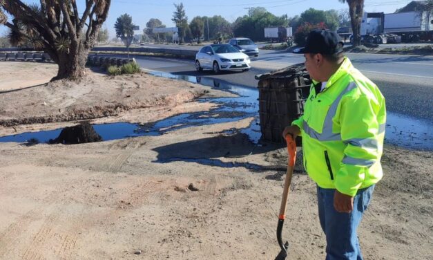 PC MUNICIPAL DE SOLEDAD ATIENDE DERRAME DE ACEITE EN CARR. A MATEHUALA