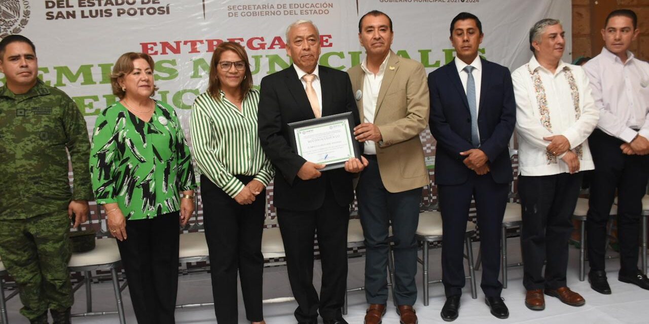 GOBIERNO DE SOLEDAD RECONOCE LABOR DOCENTE CON ENTREGA DEL PREMIO MUNICIPAL DE EDUCACIÓN