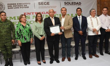 GOBIERNO DE SOLEDAD RECONOCE LABOR DOCENTE CON ENTREGA DEL PREMIO MUNICIPAL DE EDUCACIÓN