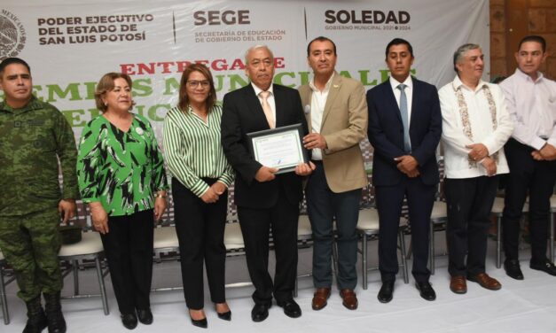 GOBIERNO DE SOLEDAD RECONOCE LABOR DOCENTE CON ENTREGA DEL PREMIO MUNICIPAL DE EDUCACIÓN